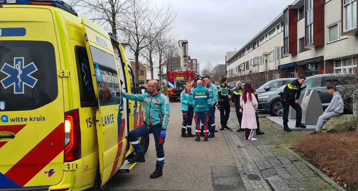 Brandweer haalt meerdere personen uit brandende woning - Foto 10