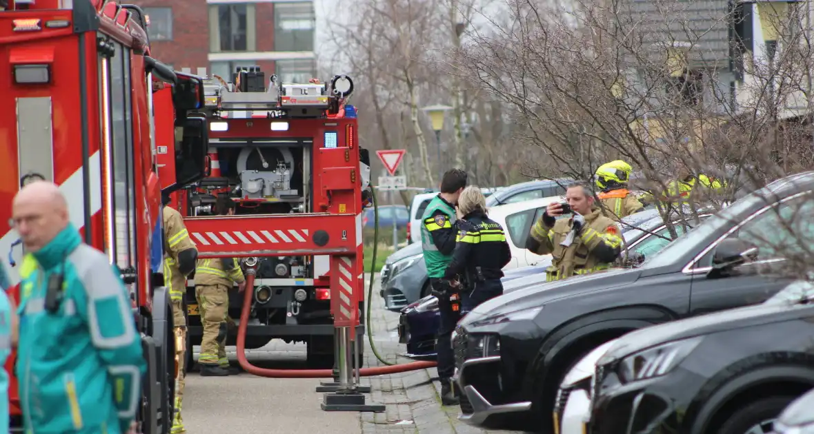 Brandweer haalt meerdere personen uit brandende woning - Foto 11