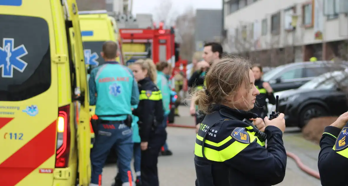 Brandweer haalt meerdere personen uit brandende woning - Foto 12