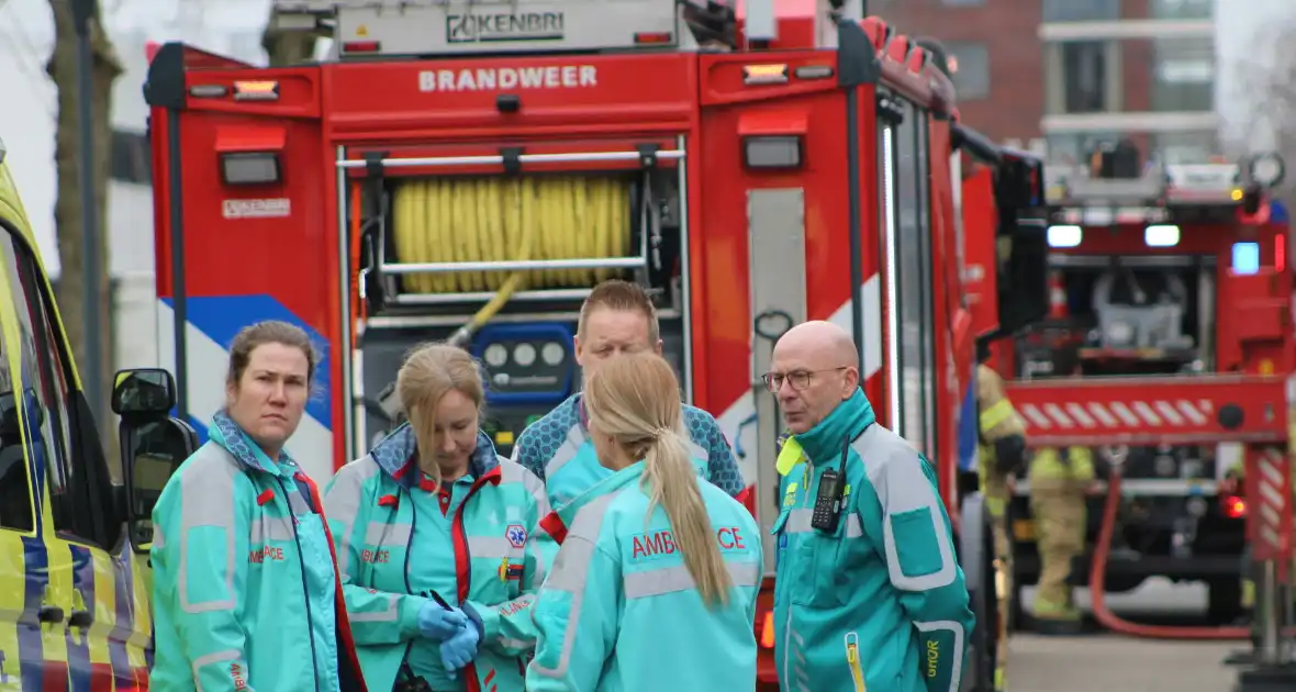 Brandweer haalt meerdere personen uit brandende woning - Foto 13