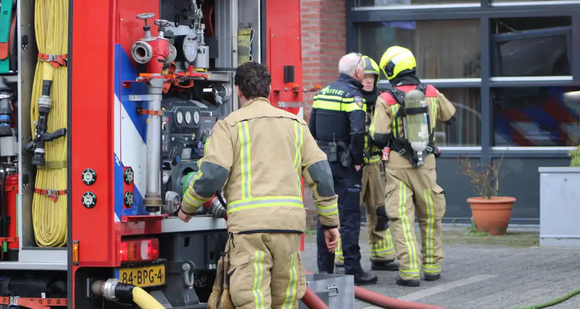 Brandweer haalt meerdere personen uit brandende woning - Foto 14