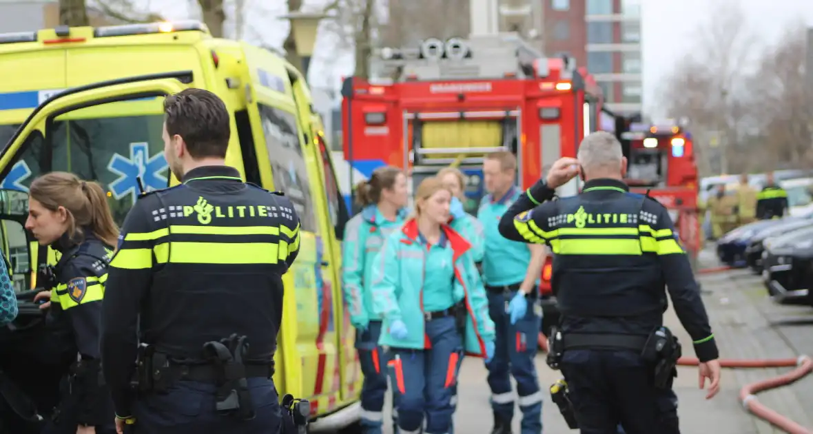 Brandweer haalt meerdere personen uit brandende woning - Foto 16