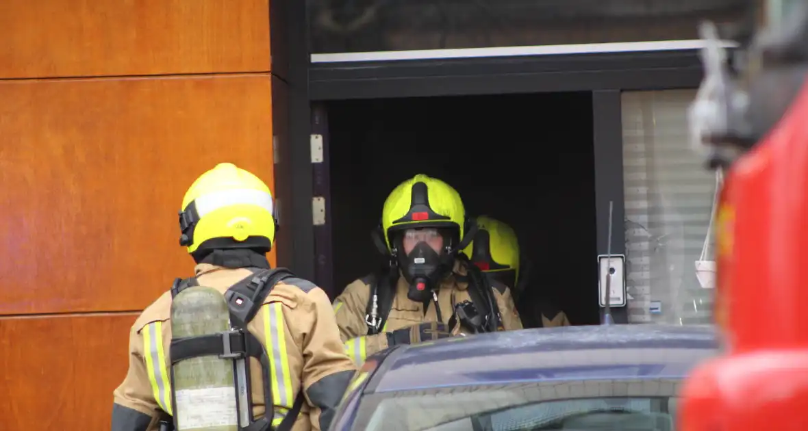 Brandweer haalt meerdere personen uit brandende woning - Foto 17