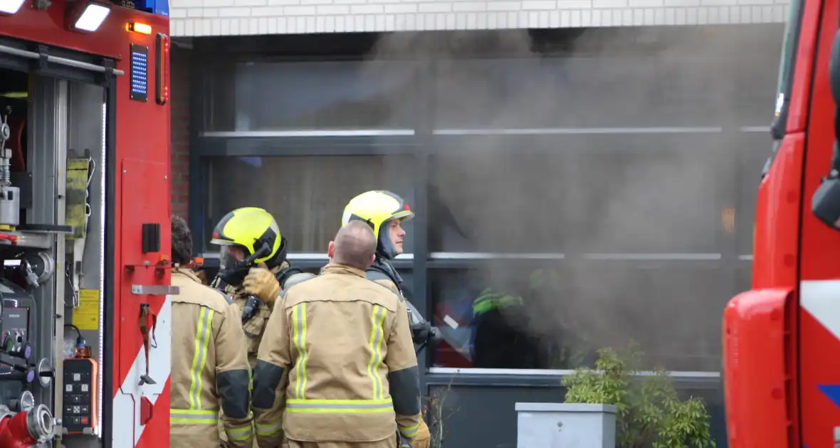 Brandweer haalt meerdere personen uit brandende woning - Foto 19