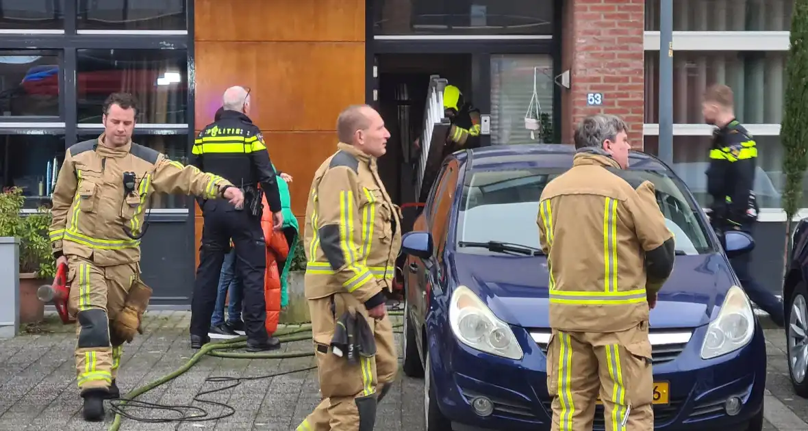 Brandweer haalt meerdere personen uit brandende woning - Foto 2