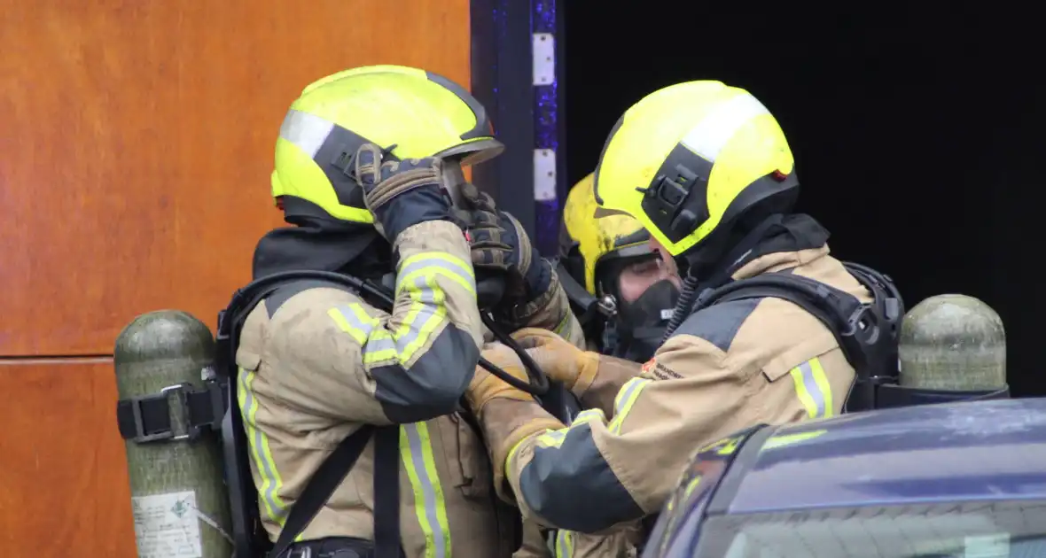 Brandweer haalt meerdere personen uit brandende woning - Foto 20