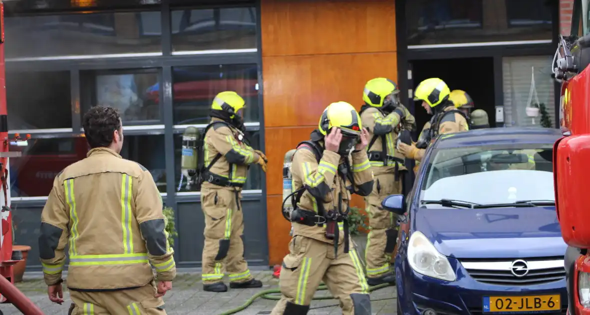 Brandweer haalt meerdere personen uit brandende woning - Foto 21