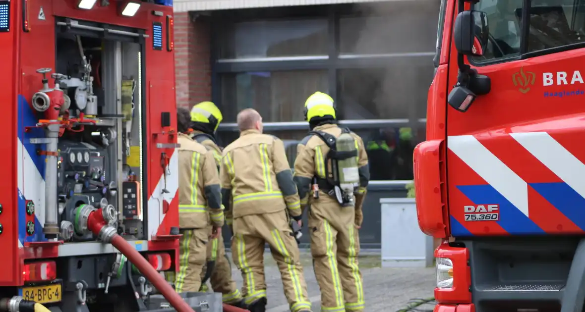 Brandweer haalt meerdere personen uit brandende woning - Foto 22