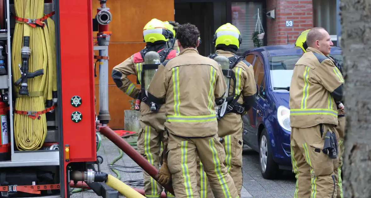 Brandweer haalt meerdere personen uit brandende woning - Foto 23