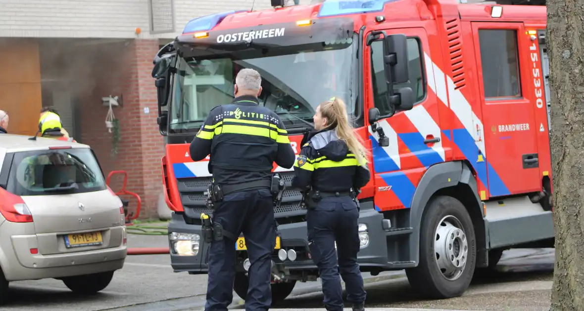 Brandweer haalt meerdere personen uit brandende woning - Foto 24