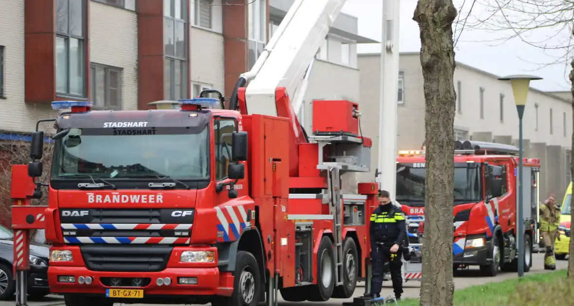 Brandweer haalt meerdere personen uit brandende woning - Foto 26