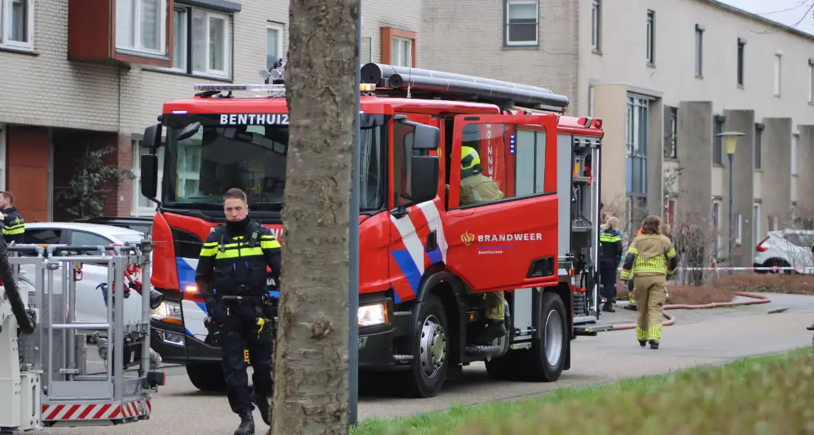 Brandweer haalt meerdere personen uit brandende woning - Foto 27