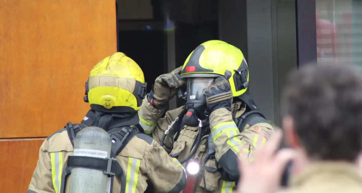 Brandweer haalt meerdere personen uit brandende woning - Foto 28