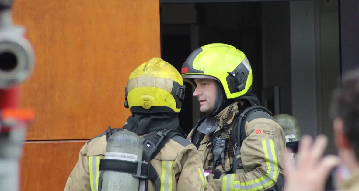 Brandweer haalt meerdere personen uit brandende woning - Foto 29