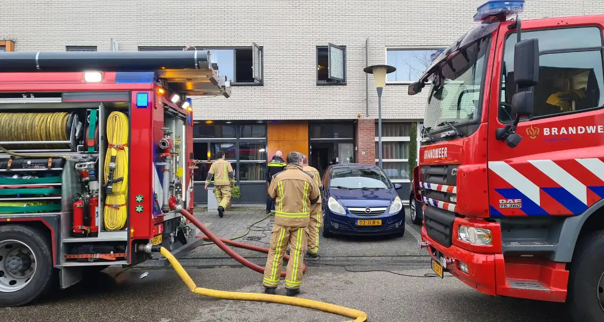 Brandweer haalt meerdere personen uit brandende woning - Foto 3