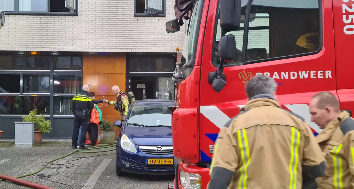 Brandweer haalt meerdere personen uit brandende woning - Foto 5