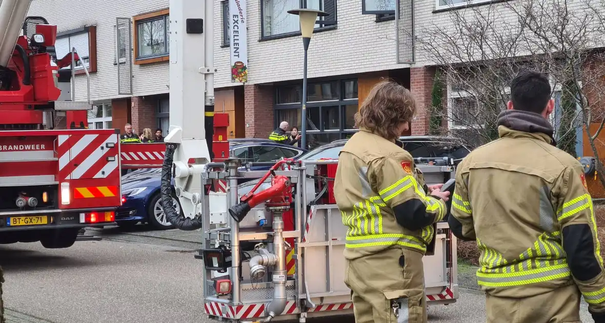 Brandweer haalt meerdere personen uit brandende woning - Foto 6