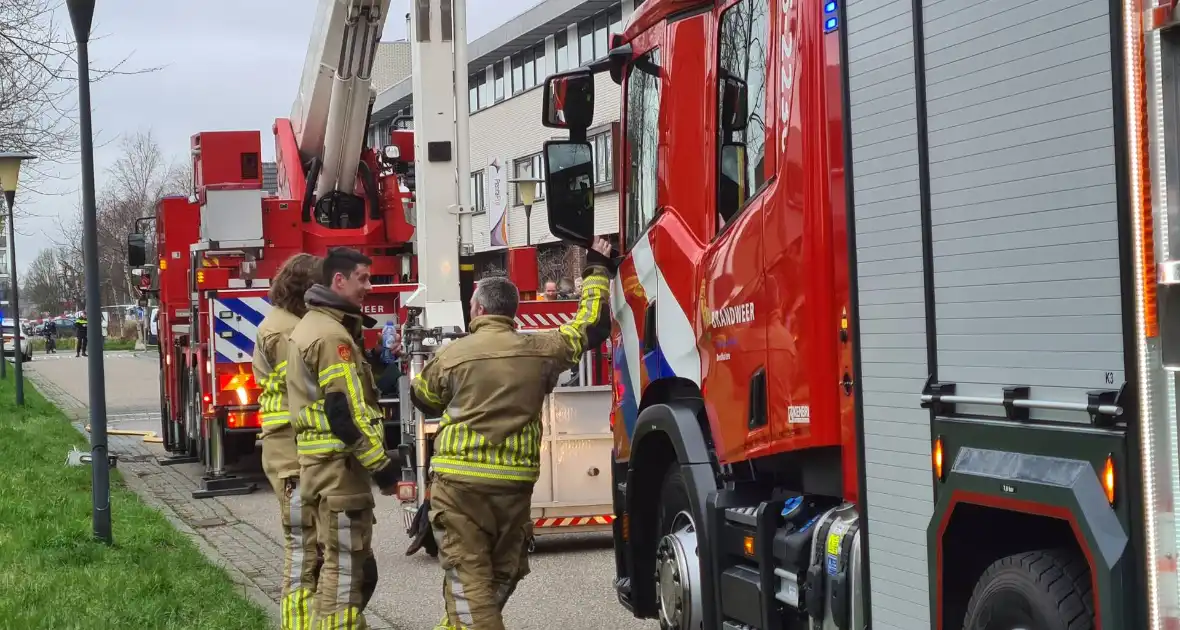 Brandweer haalt meerdere personen uit brandende woning - Foto 7