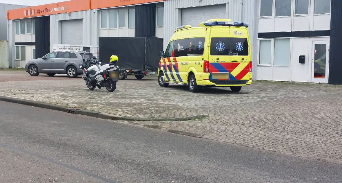 Persoon gecontroleerd door ambulancepersoneel na ongeval