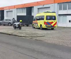 Persoon gecontroleerd door ambulancepersoneel na ongeval