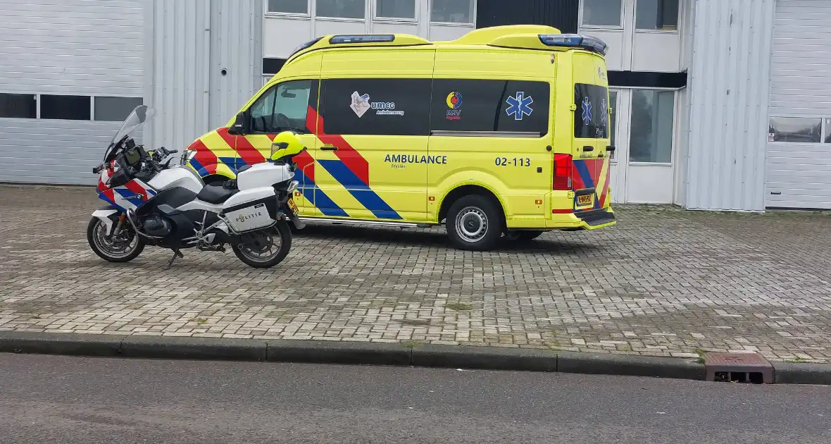 Persoon gecontroleerd door ambulancepersoneel na ongeval - Foto 1