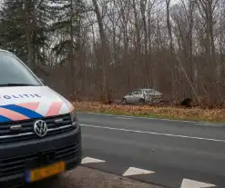 Auto raakt van weg en belandt in de bosschages