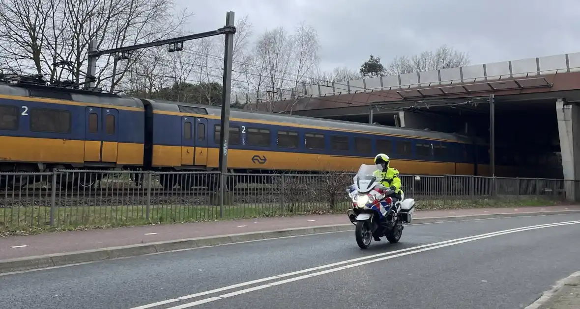Politie-Inzet langs spoor hindert treinverkeer - Foto 1