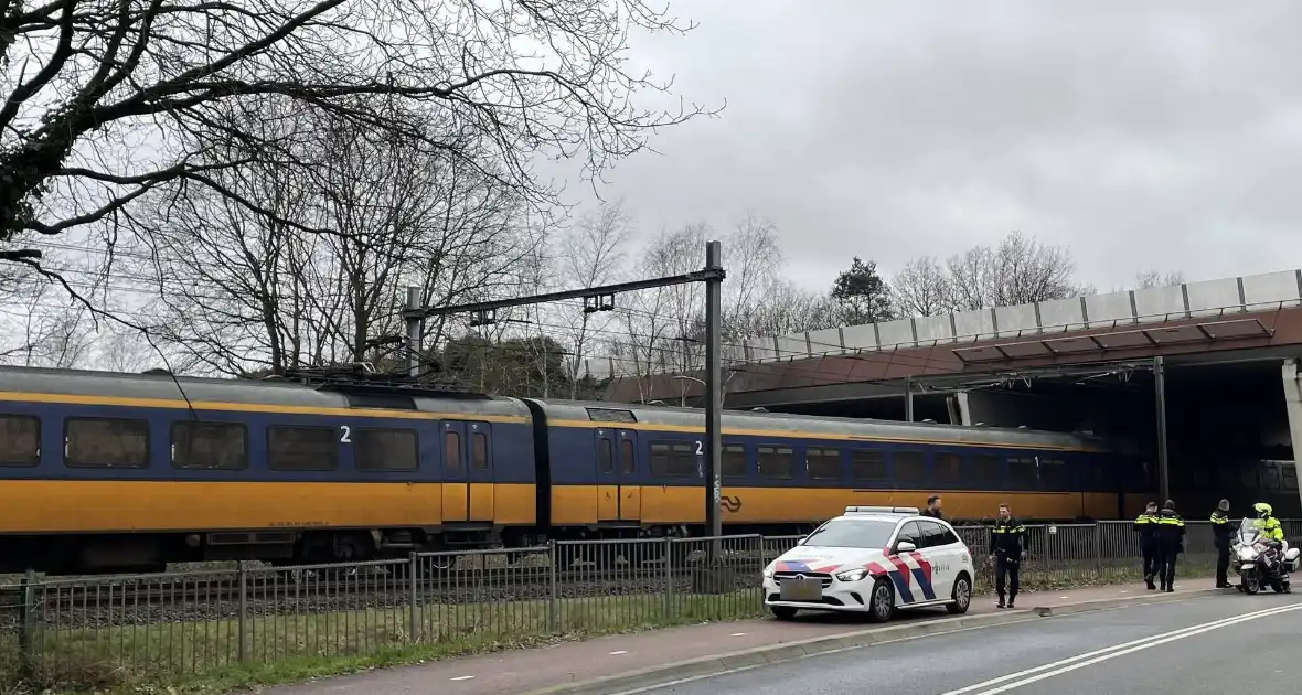 Politie-Inzet langs spoor hindert treinverkeer - Foto 2