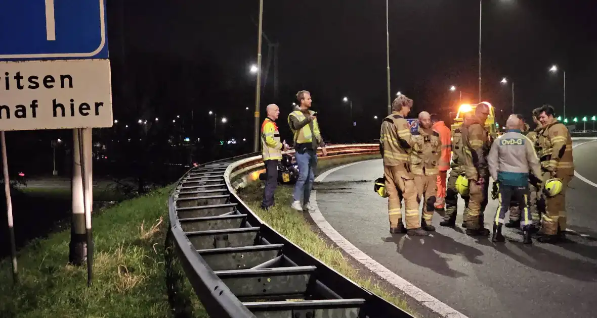 Motorrijder zwaargewond na val op snelweg - Foto 1