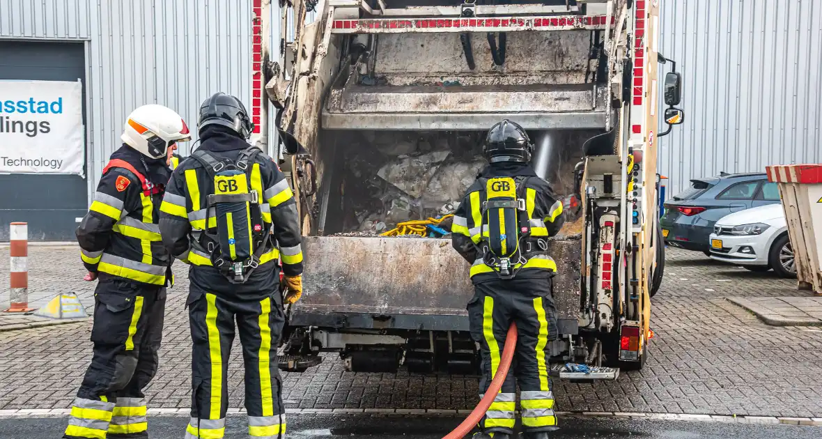 Lading van vuilniswagen vat vlam