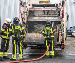 Lading van vuilniswagen vat vlam