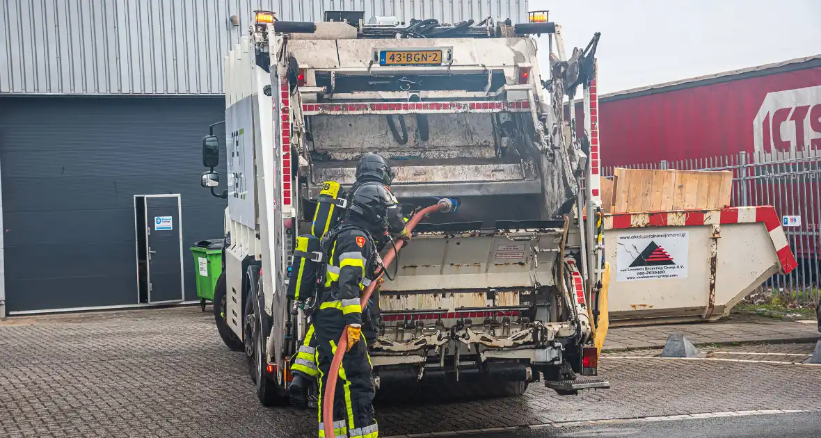 Lading van vuilniswagen vat vlam - Foto 1