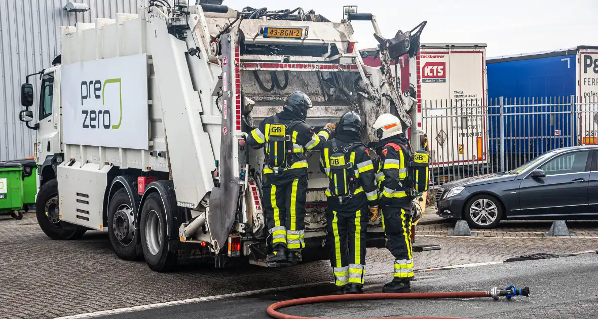 Lading van vuilniswagen vat vlam - Foto 2