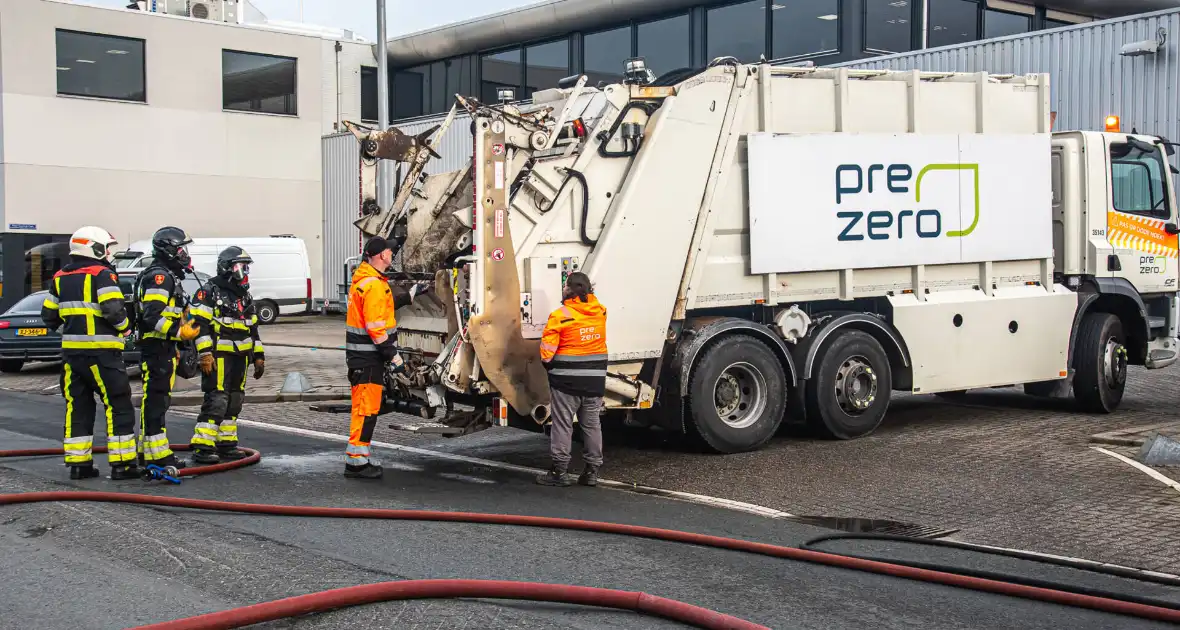 Lading van vuilniswagen vat vlam - Foto 3