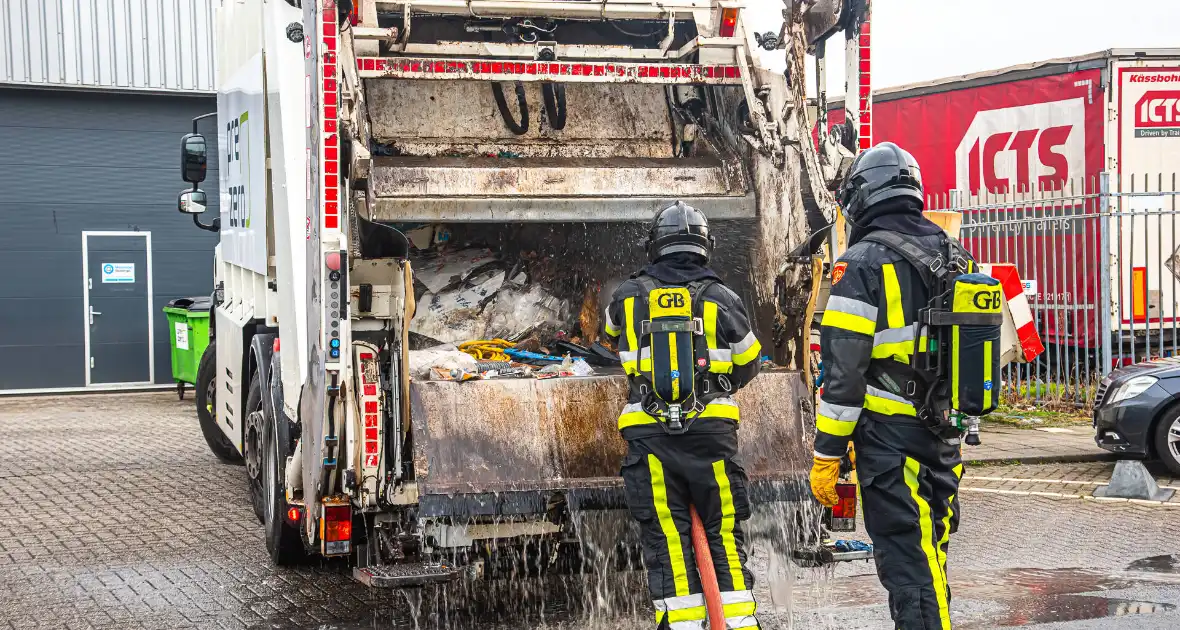 Lading van vuilniswagen vat vlam - Foto 4