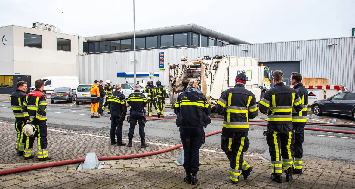 Lading van vuilniswagen vat vlam - Foto 5