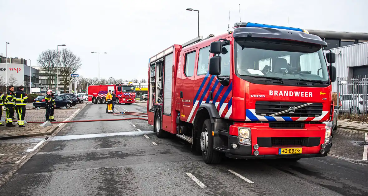 Lading van vuilniswagen vat vlam - Foto 6