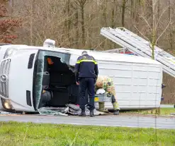 Pakketbezorger kantelt met bestelbus