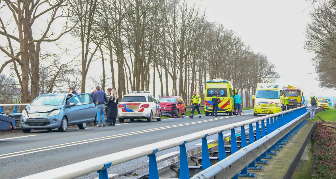 Drie gewonden bij ongeval tussen meerdere voertuigen - Foto 1