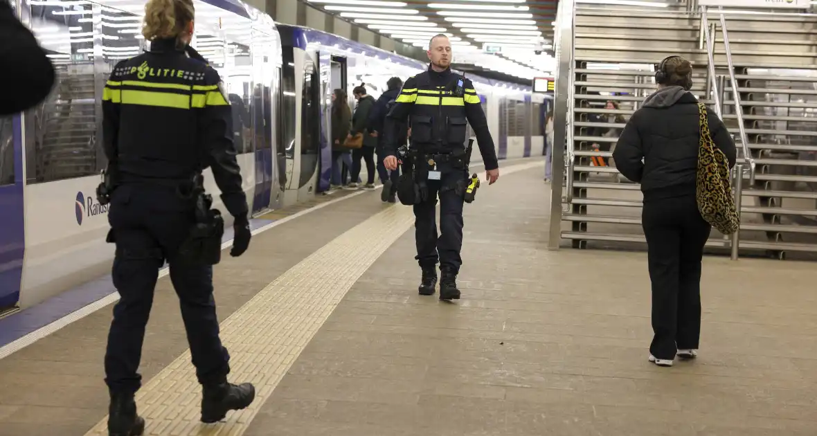 Grote zoekactie vanwege bedreiging met mes centraal station - Foto 2