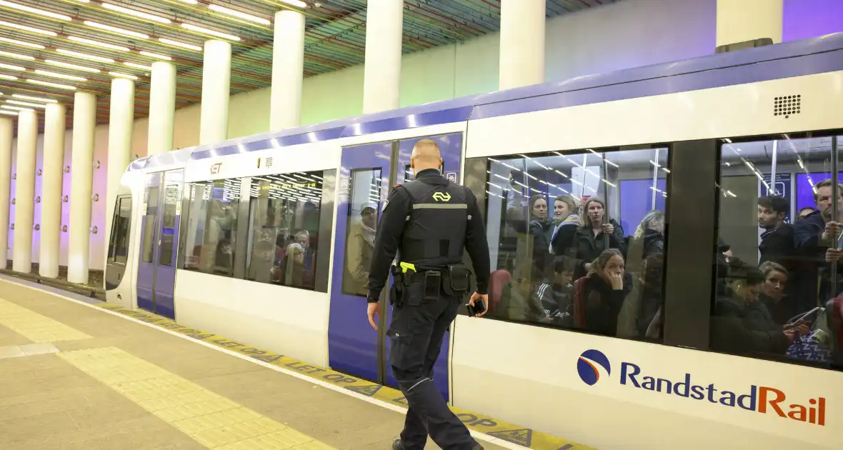 Grote zoekactie vanwege bedreiging met mes centraal station - Foto 3