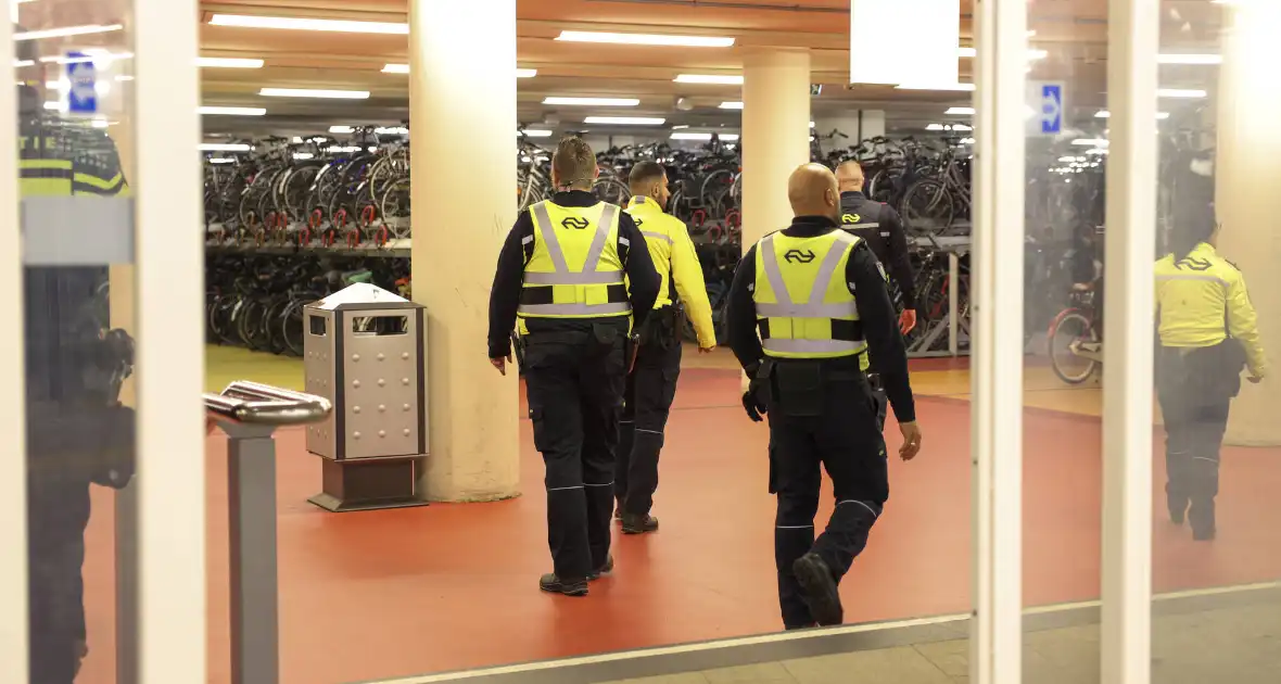 Grote zoekactie vanwege bedreiging met mes centraal station - Foto 4