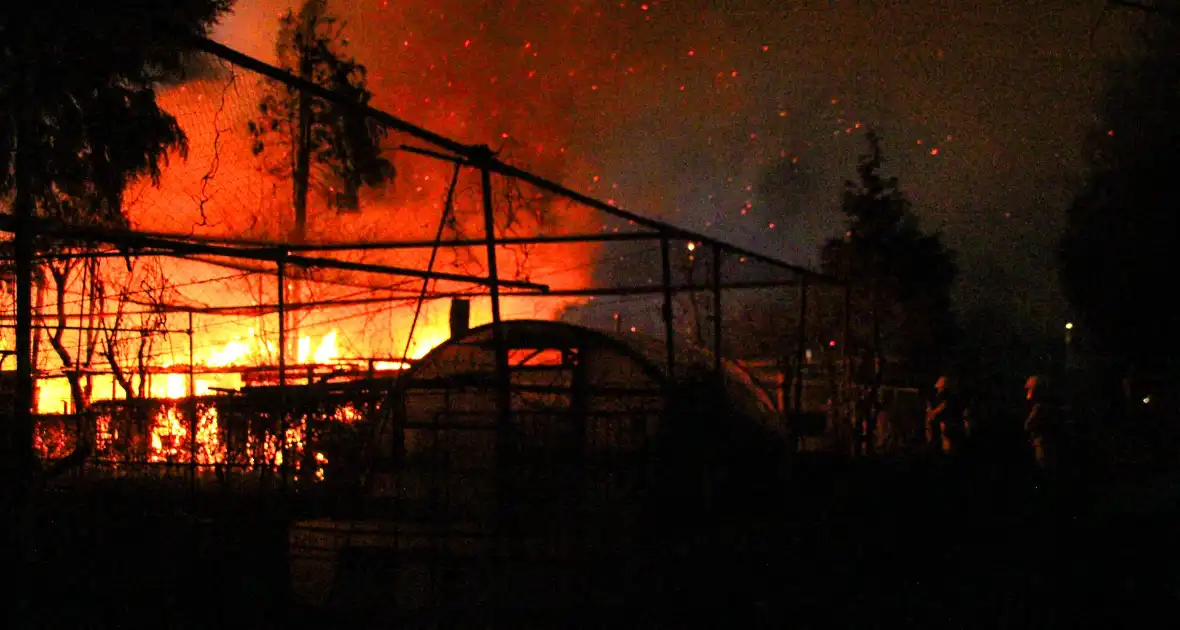 Brandweer ingezet voor uitslaande brand in tuinhuis - Foto 11