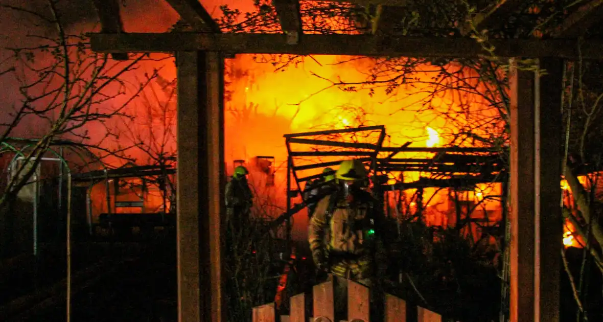 Brandweer ingezet voor uitslaande brand in tuinhuis - Foto 2