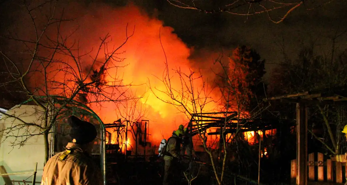 Brandweer ingezet voor uitslaande brand in tuinhuis - Foto 4