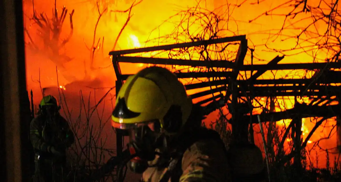 Brandweer ingezet voor uitslaande brand in tuinhuis - Foto 5