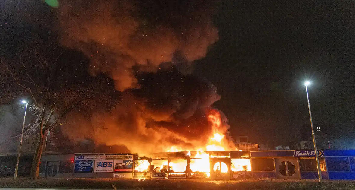 Zeer grote brand in Haarlemse winkel - Foto 1