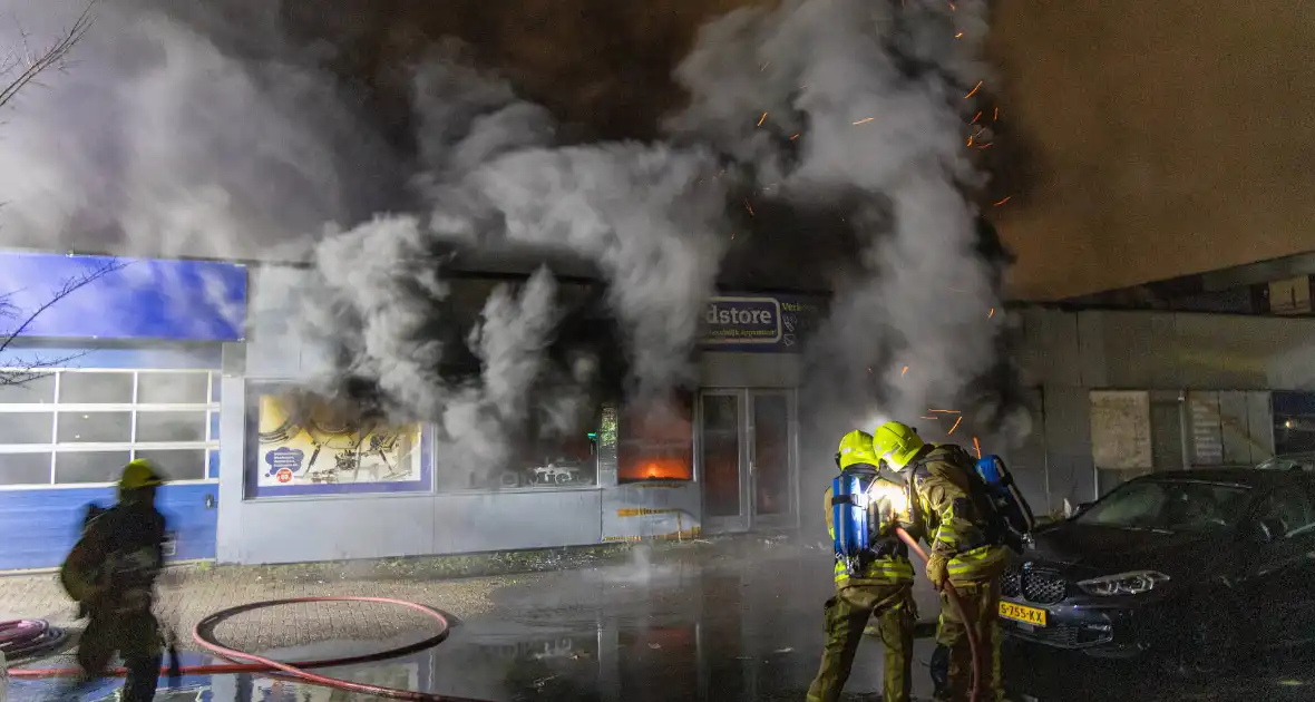 Zeer grote brand in Haarlemse winkel - Foto 11