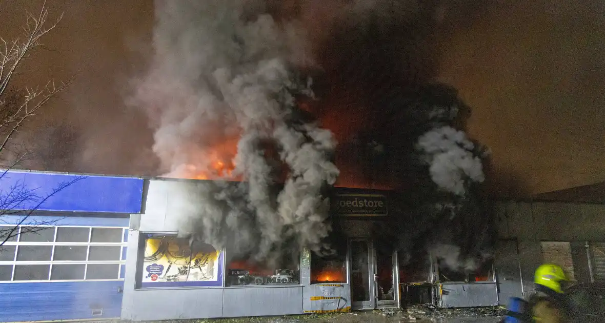 Zeer grote brand in Haarlemse winkel - Foto 9