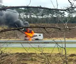 Camper in lichterlaaie op snelweg